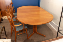 Load image into Gallery viewer, Vintage Extendable Dining Table