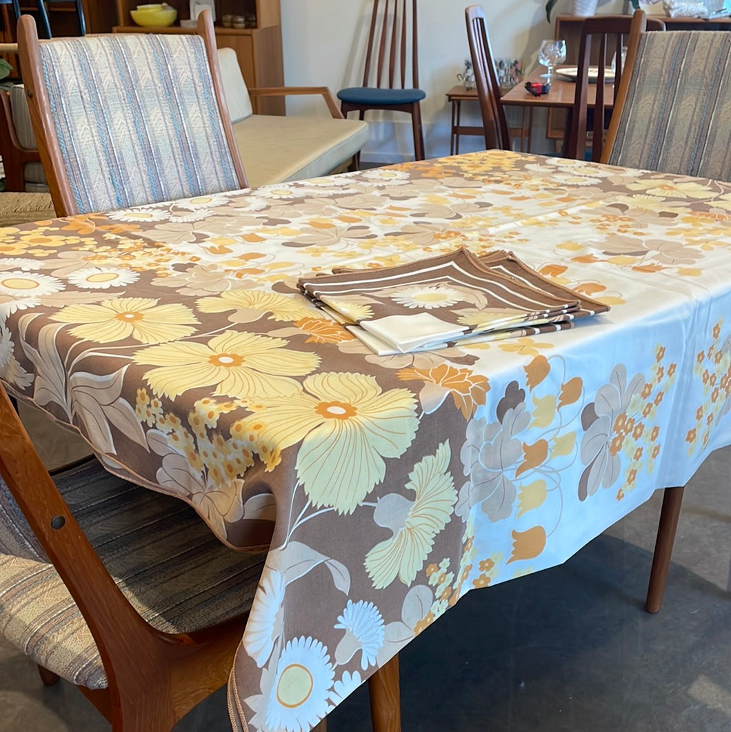 Vintage Floral Cloth Table Cloth and Matching Napkins