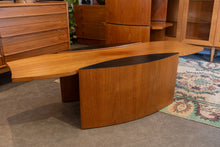 Load image into Gallery viewer, Vintage RS Associates Coffee Table
