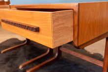 Load image into Gallery viewer, Pair of Vintage RS Associated Bedside Tables
