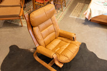 Load image into Gallery viewer, Vintage Leather and Rosewood Siesta Lounge Chair

